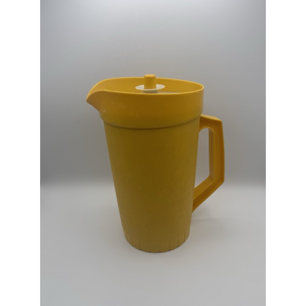 Vintage Tupperware 2‎ qt Pitcher Yellow Push Button Lid 800-7 Made In USA